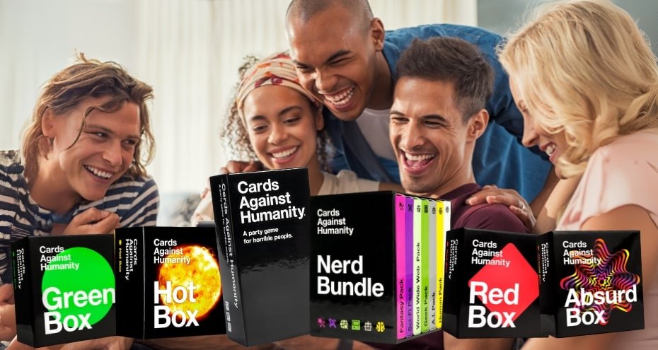 Grupo de amigos jugando a Cards Against Humanity en español riéndose desenfrenadamente de lo que dice una carta