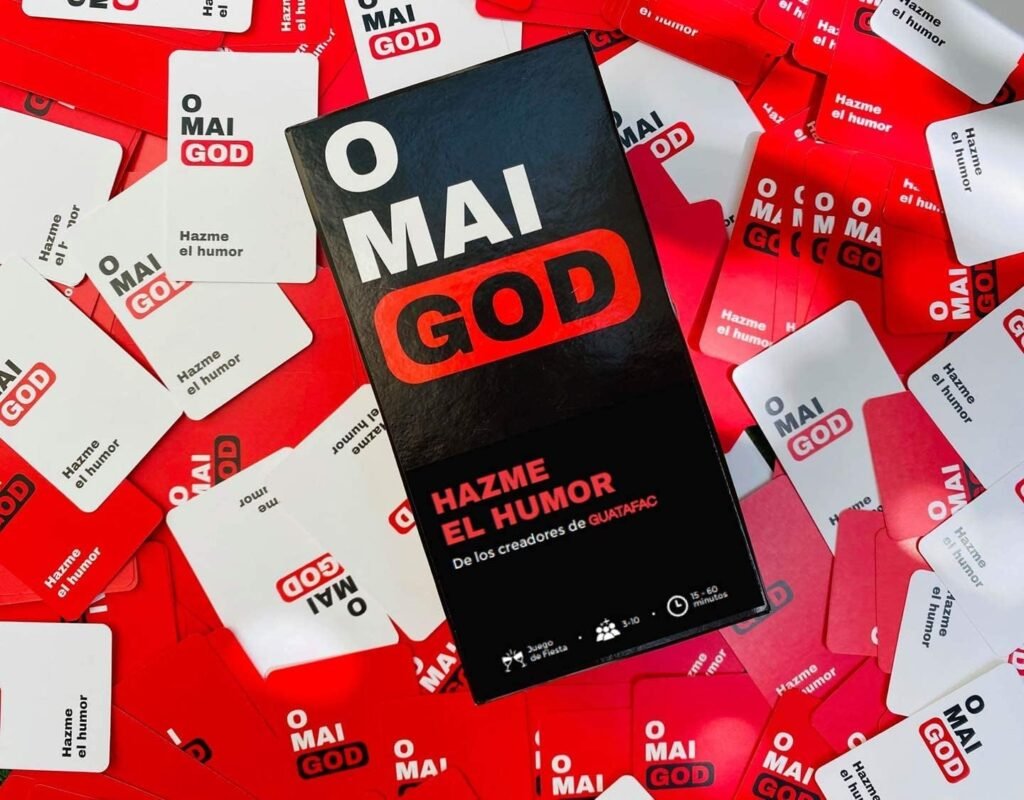 Cartas desplegadas encima de la mesa del juego de fiesta OMAIGOD