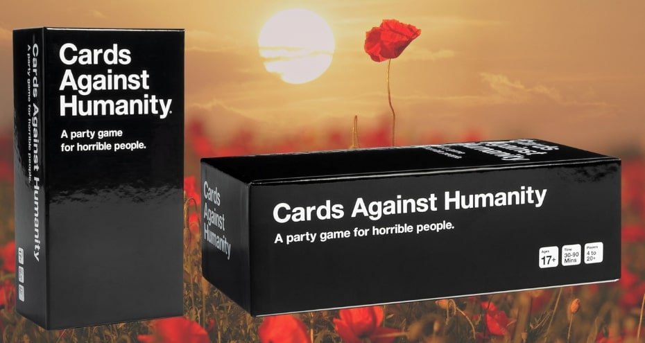 Juego de mesa Cartas Contra la Humanidad mostrando la caja vista de varias perspectivas distintas y con un fondo divertido.