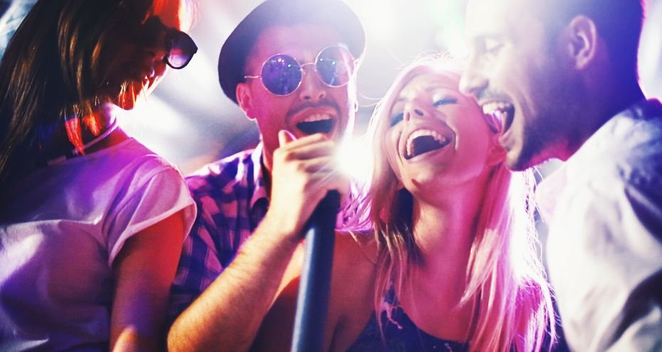 Juego de mesa Play Hit con rondas de karaoke y temas musicales
